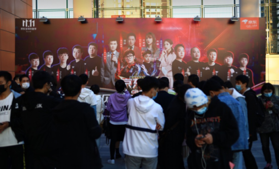 苹果CEO蒂姆库克出席2026游戏盛会 雷鸟创新引领潮流